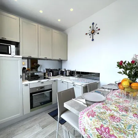 Sunrise Balcony Apartman *